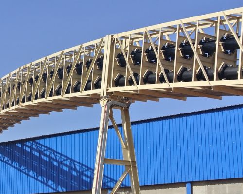 Cevni tračni transporter za razsute materiale