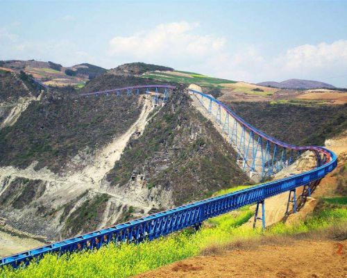 Transportni trak za obračanje letal na velike razdalje